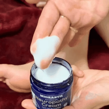 Sacando crema del tarro con los dedos