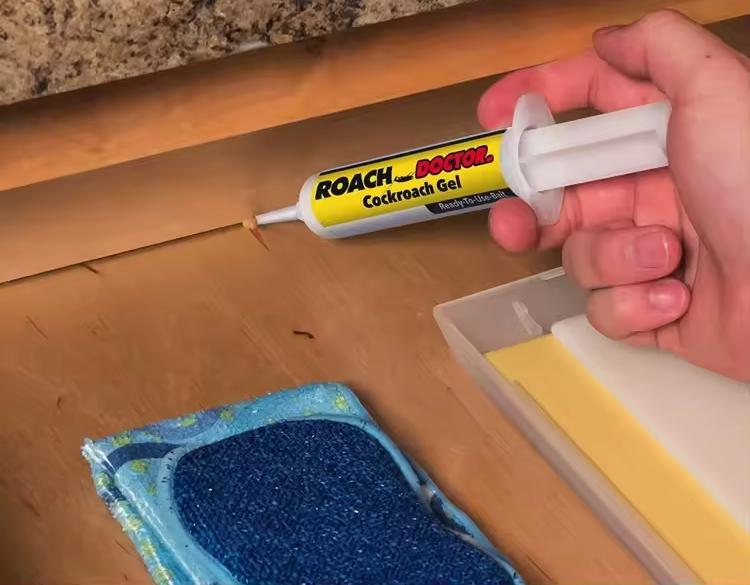 Aplicando el gel con la jeringa en la union del mueble