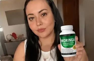 Patricia sosteniendo su frasco de moringa