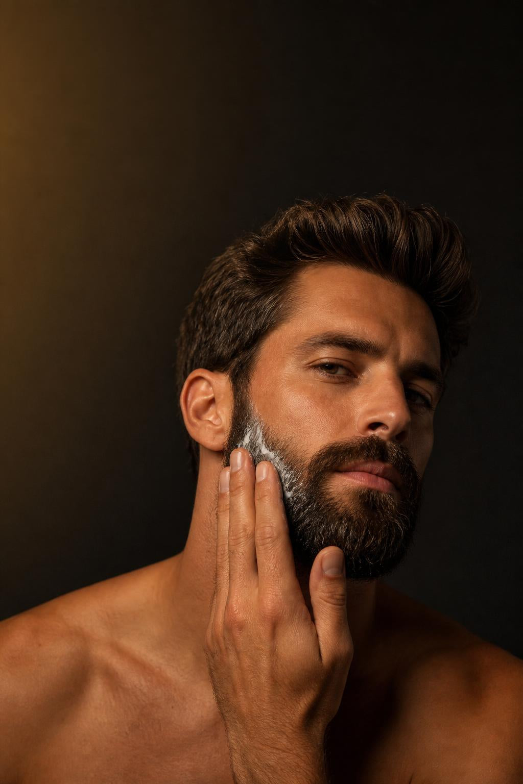 Hombre cuidando su barba