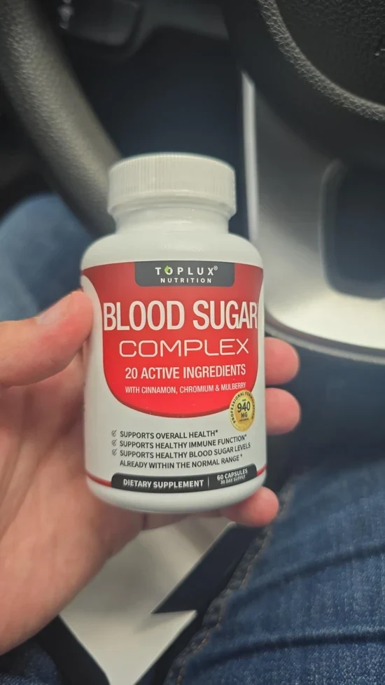 Comprador mostrando el frasco de Blood Sugar Complex en su carro