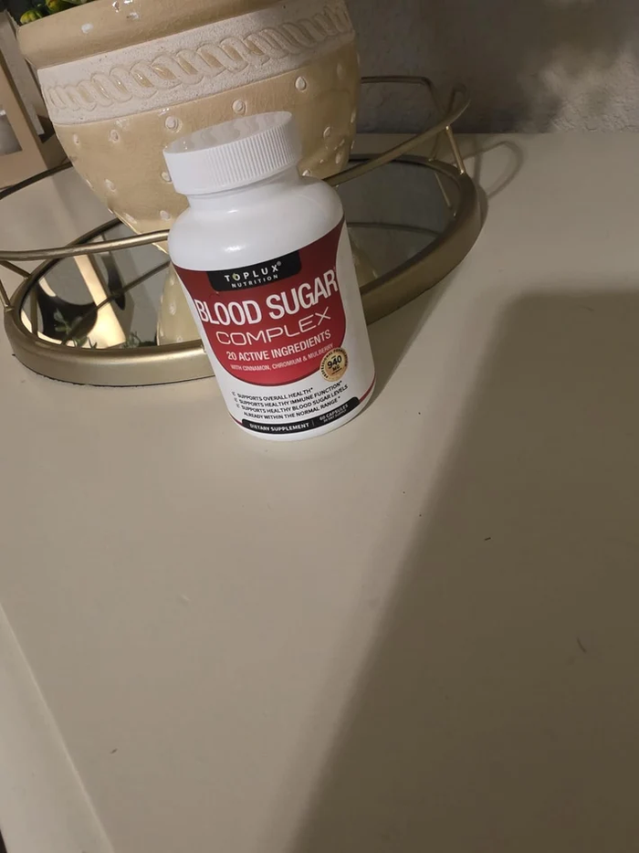 Frasco de Blood Sugar Complex sobre un mueble en casa