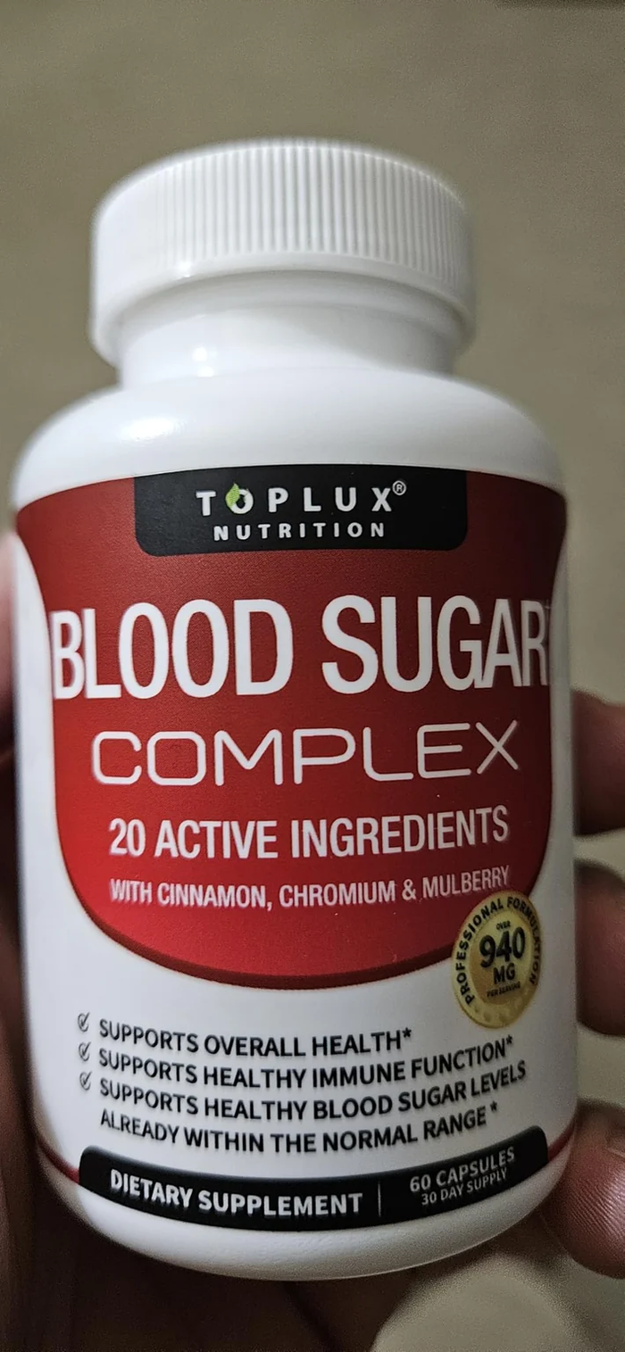 Frasco de Blood Sugar Complex en la mano, etiqueta de cerca