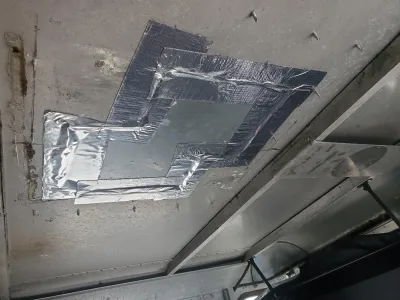 Vista desde abajo de un techo de l&aacute;mina con la cinta aplicada