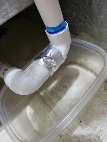 Uni&oacute;n de tuber&iacute;a de PVC sellada con la cinta