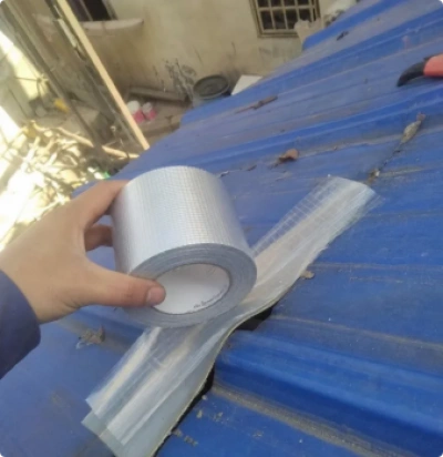 Aplicando la cinta sobre una l&aacute;mina de techo