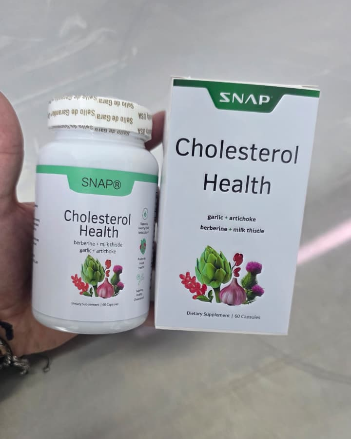 Frasco y caja de Cholesterol Health sostenidos en la mano
