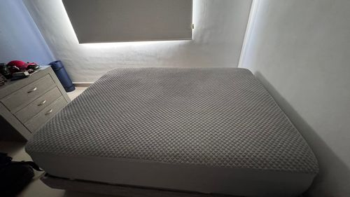 Foto de la clienta: protector gris en la cama, de noche