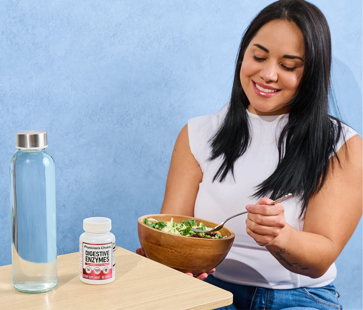 Mujer comiendo con el frasco de enzimas digestivas en la mesa