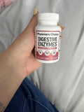 Frasco de enzimas digestivas en la mano de una compradora