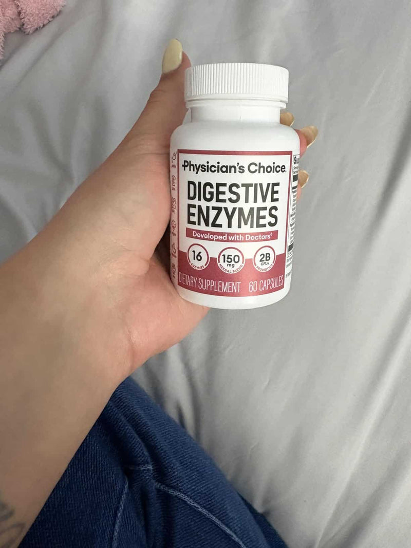 Compradora sosteniendo el frasco de 60 capsulas