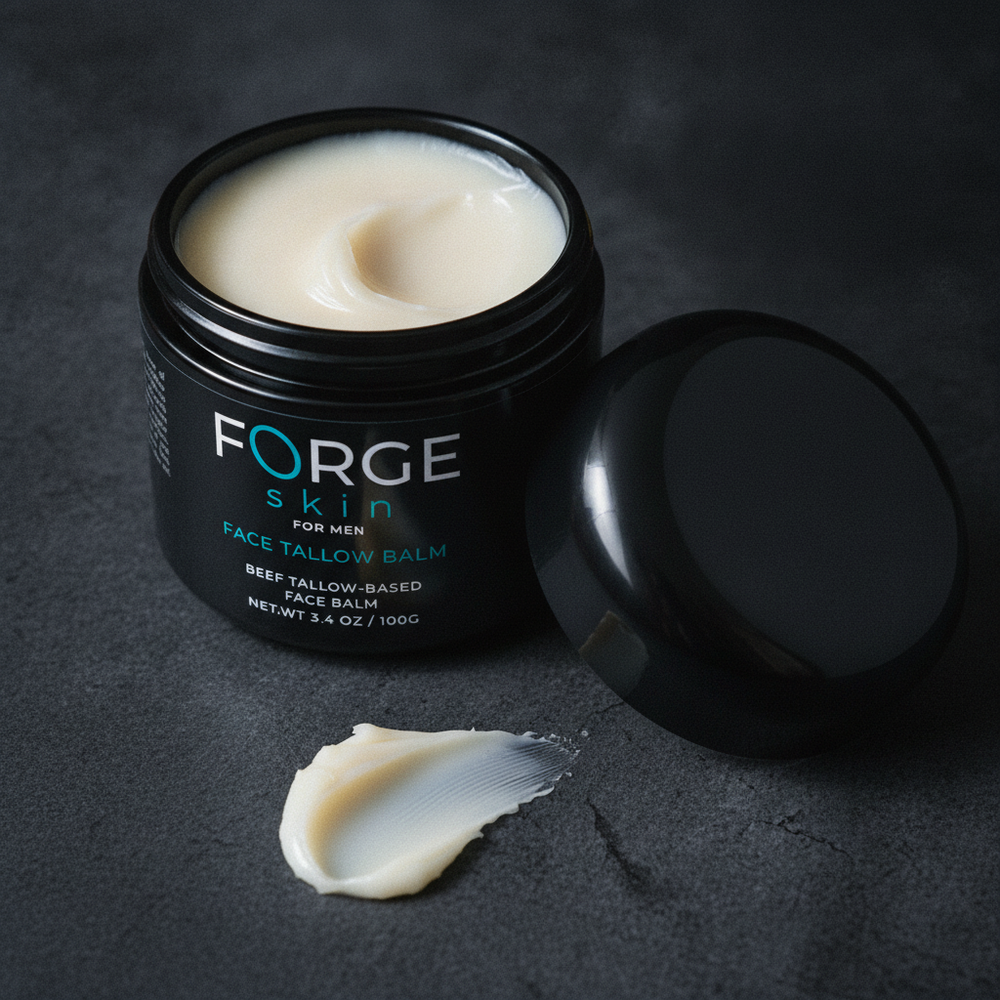 El frasco abierto de Forge Skin mostrando la textura densa del bálsamo