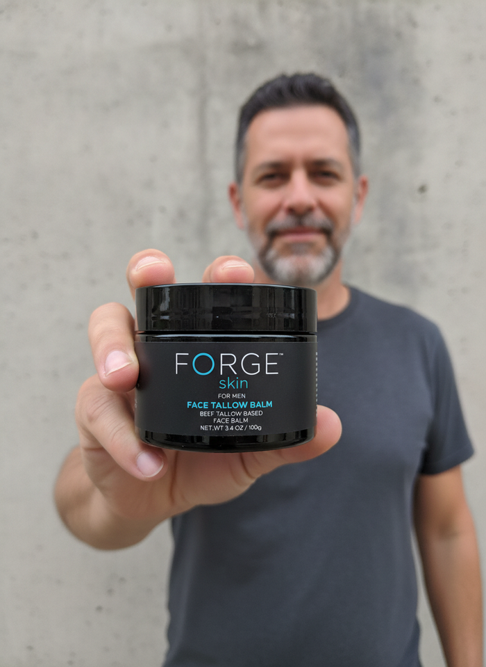 Foto de cliente mostrando su frasco de Forge Skin