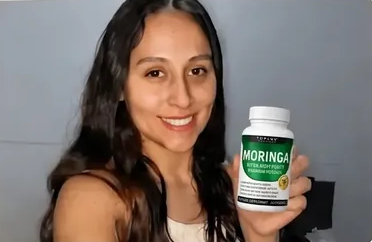 Adriana con su frasco de moringa Toplux