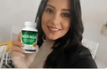Clienta guatemalteca con su frasco de moringa