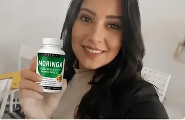 Marta con su frasco de moringa en casa