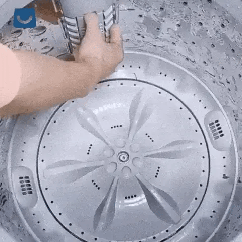 Uso en una lavadora de carga superior: se vacía el agua sucia y se colocan las pastillas