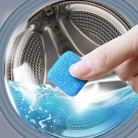 La pastilla cayendo dentro del tambor de la lavadora