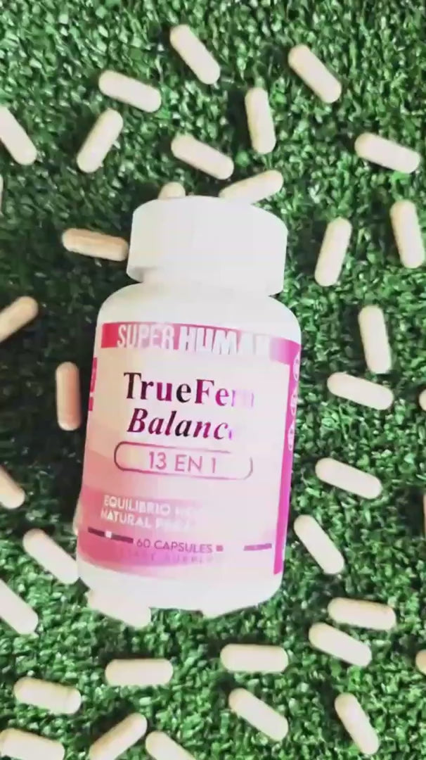 Clienta mostrando el frasco real de True Fem Balance