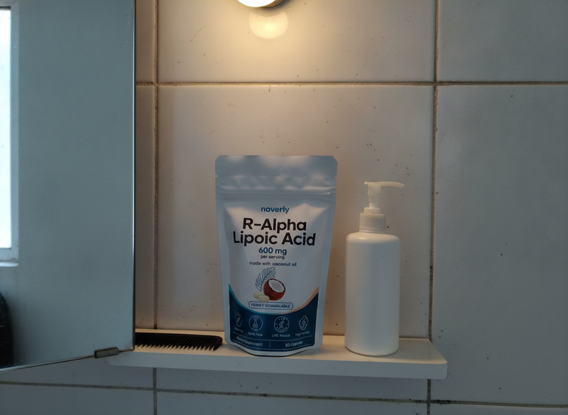 La bolsa en la repisa del espejo del ba&ntilde;o