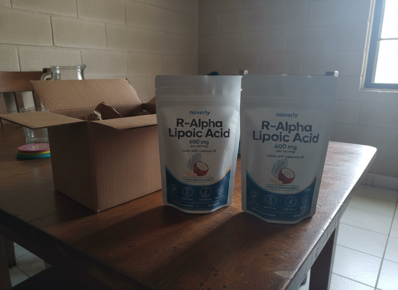 Dos bolsas del suplemento junto a la caja en que llegaron