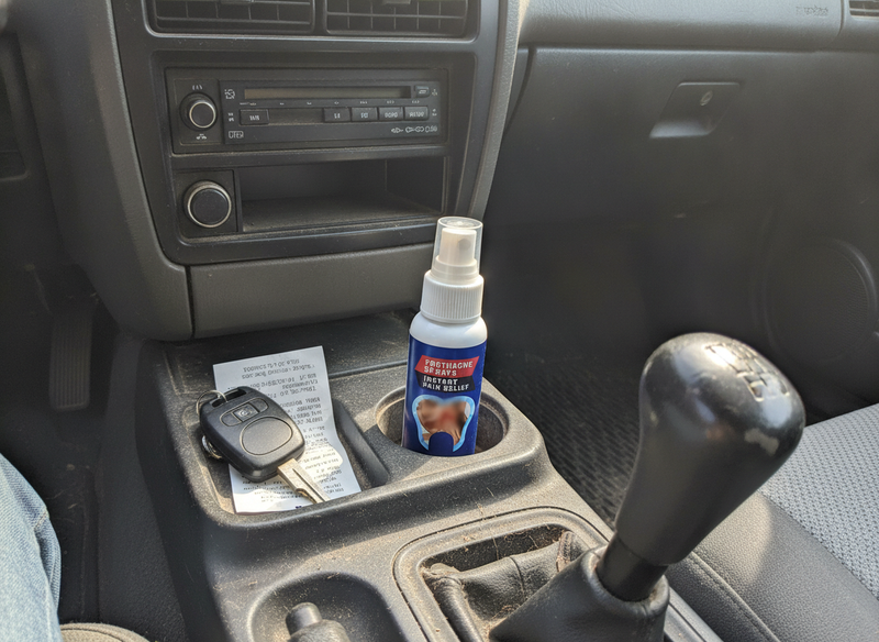 El frasco guardado en el portavasos del carro