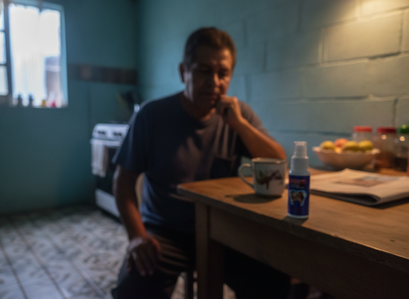 Cliente en la mesa de su cocina con el frasco al lado