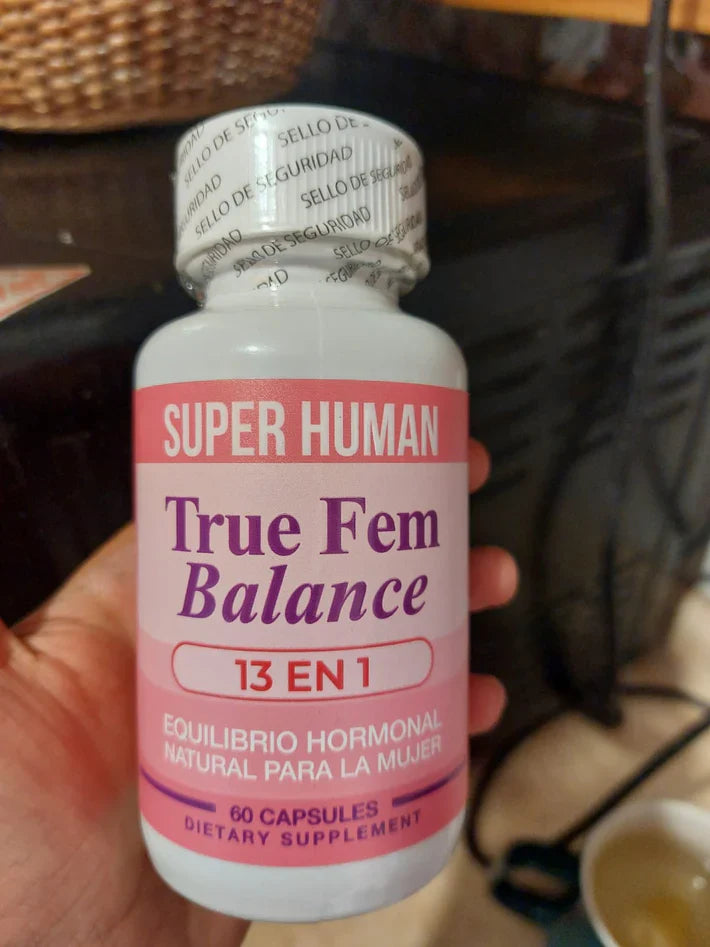 Foto real del frasco de True Fem Balance en la mano